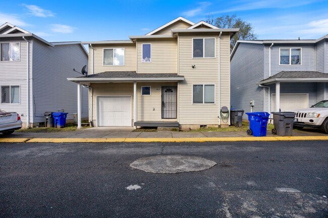 Building Photo - 3 bedroom, 2.5 bathroom home - SE Portland