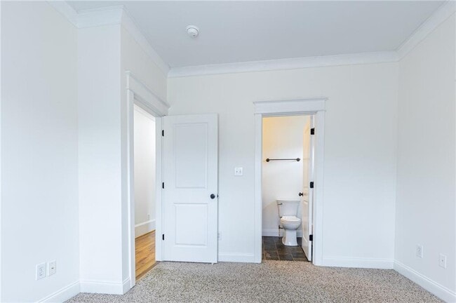 Building Photo - 2288 Oakview Rd NE