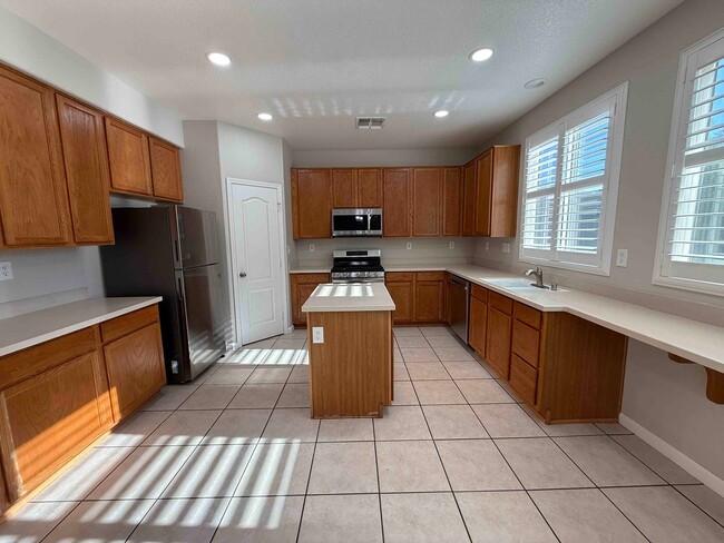 Building Photo - Great 4 Bedroom with Pool