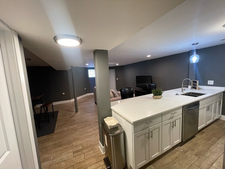 Furnished $2331 Per Month - 4836 S Michigan Ave