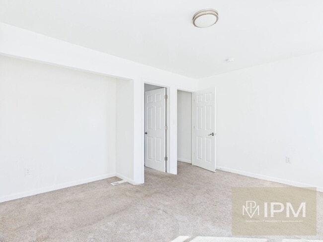 Building Photo - 1/2 OFF First Months Rent! Spacious 3 Bedr...