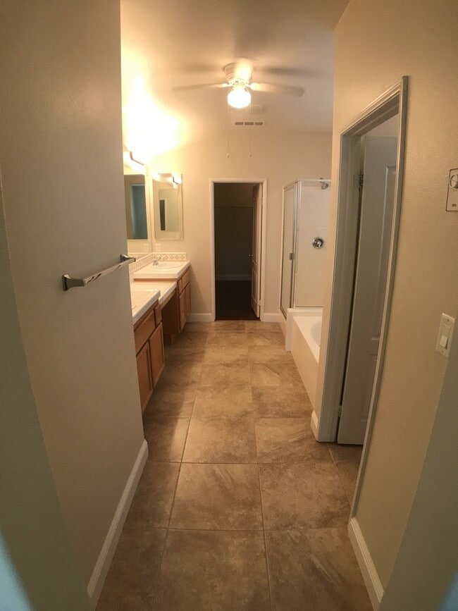 Building Photo - Gorgeous NW Home 4 Bed/3 Bath $2,800 Depos...