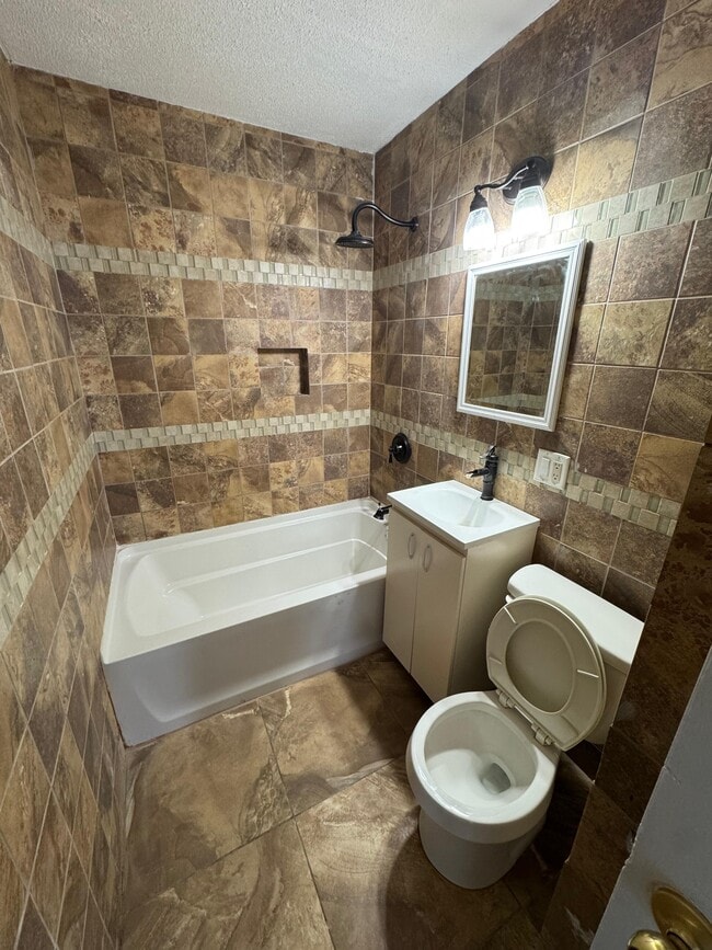 Building Photo - 416 E Chippewa Ave