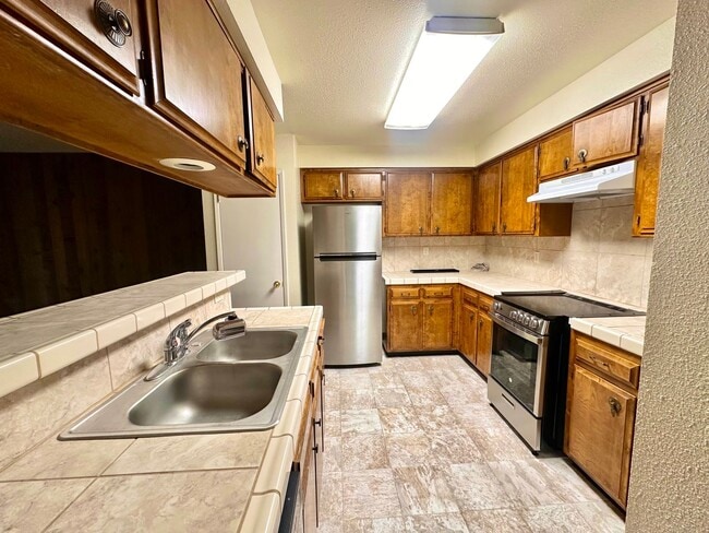 Building Photo - MOVE IN SPECIAL $500 off of first months rent!!