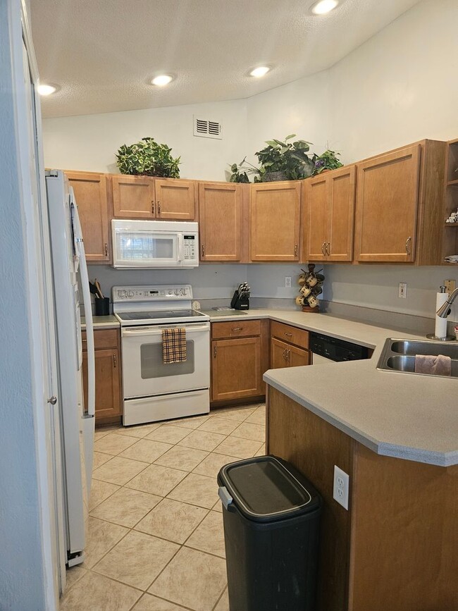 Building Photo - 2 BEDROOM 2 BATH HOME IN  PELICAN BAY GATED COMMUNITY