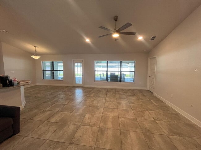 Building Photo - "Spacious 4-Bedroom Home in Mulberry's Heritage Park - 2 Full Baths & 2,211 Sq. Ft. of Comfort!"