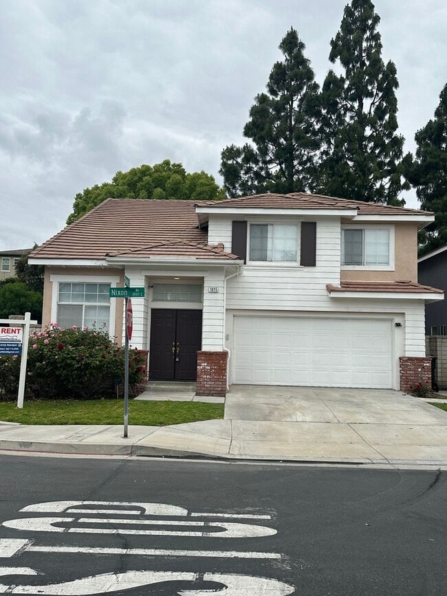 Building Photo - Stunning 3 Bed 3 Bath Duplex in Placentia with Open Floor Plan and Vaulted Ceilings.
