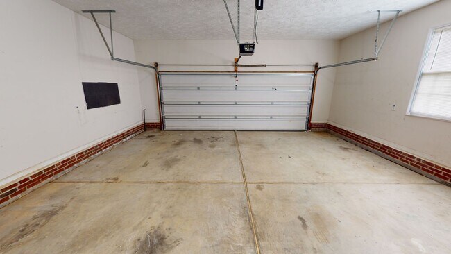 Building Photo - 4 Bedrooms in Sought After Neighborhood & ...