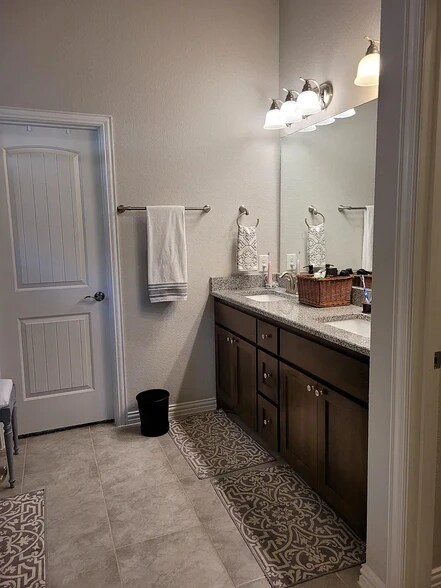 Building Photo - 136 Belford St