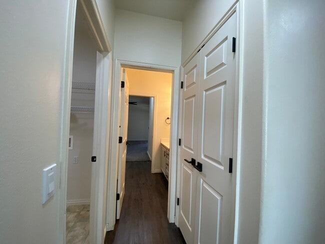 Building Photo - REMODELED TOWNHOME AVAILABLE FOR RENT