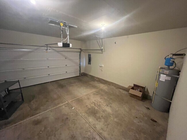 Building Photo - Spacious & Stylish Home in Desirable Betha...