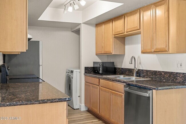Building Photo - 740 W Elm St