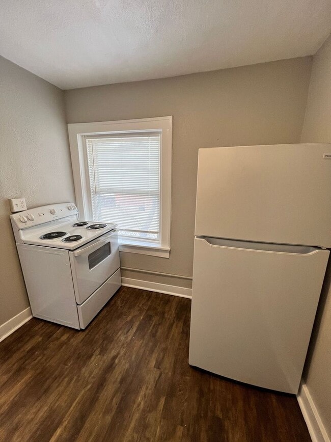 Building Photo - Upstairs 2-Bed, 1.5-Bath Duplex