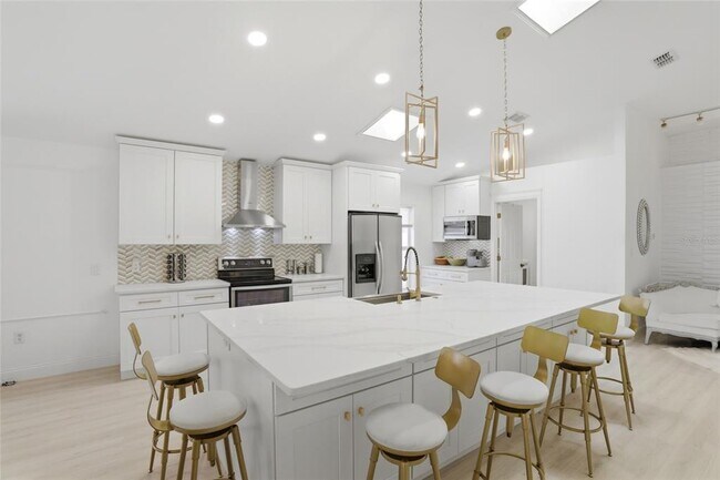 Building Photo - 10608 Laxton St