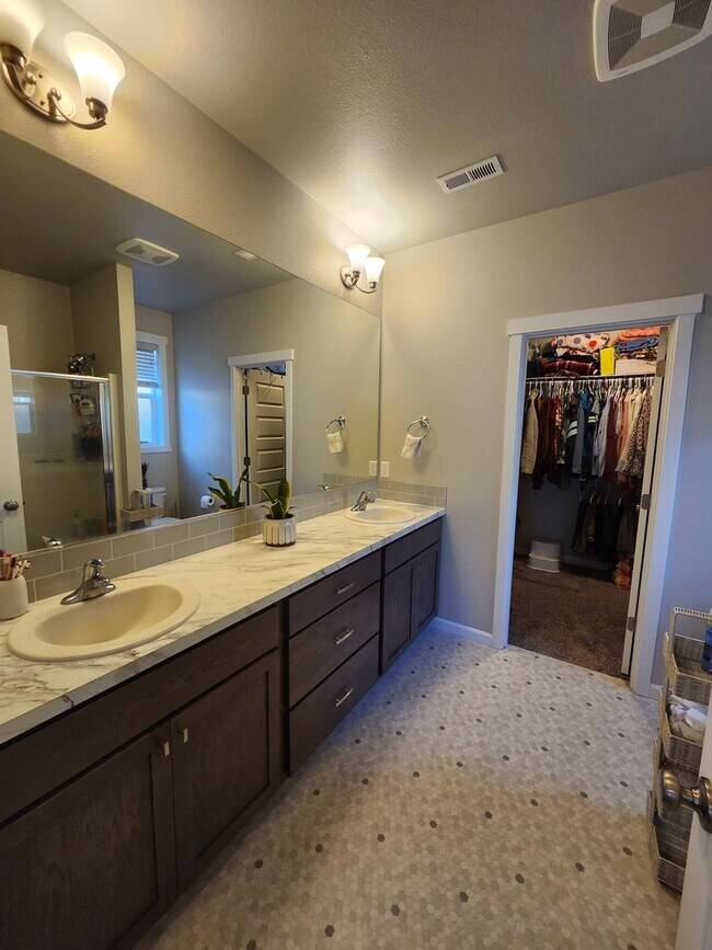 Building Photo - Charming 3-Bedroom, 2-Bath Home with Spaci...