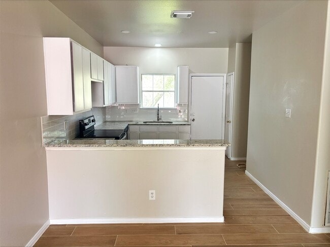 Building Photo - 10445 Wicklowe St