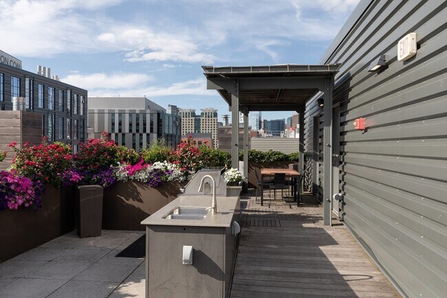 Building Photo - 32 Traveler St