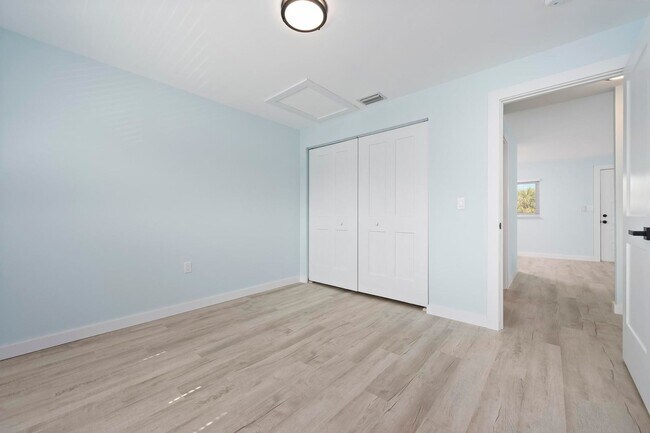 Building Photo - GORGEOUS FULLY RENOVATED 2ND FLOOR 2 BEDRO...