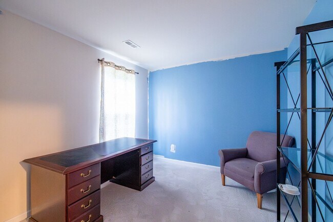 Building Photo - Spacious 4-Bedroom Home with Sunroom, Deck...