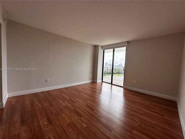 Building Photo - 3731 N Country Club Dr