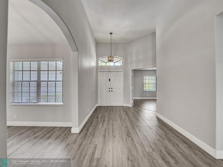 Building Photo - 2587 Jardin Ct