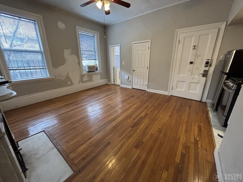 Building Photo - 39 Charles St