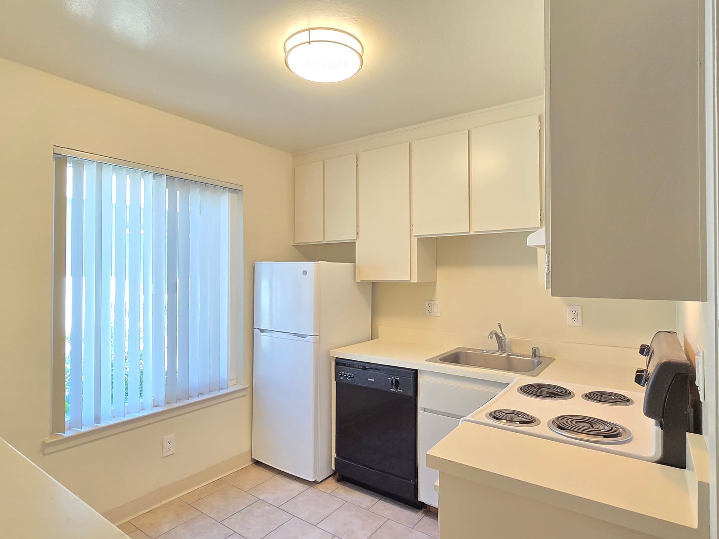 Building Photo - 935 Azure St