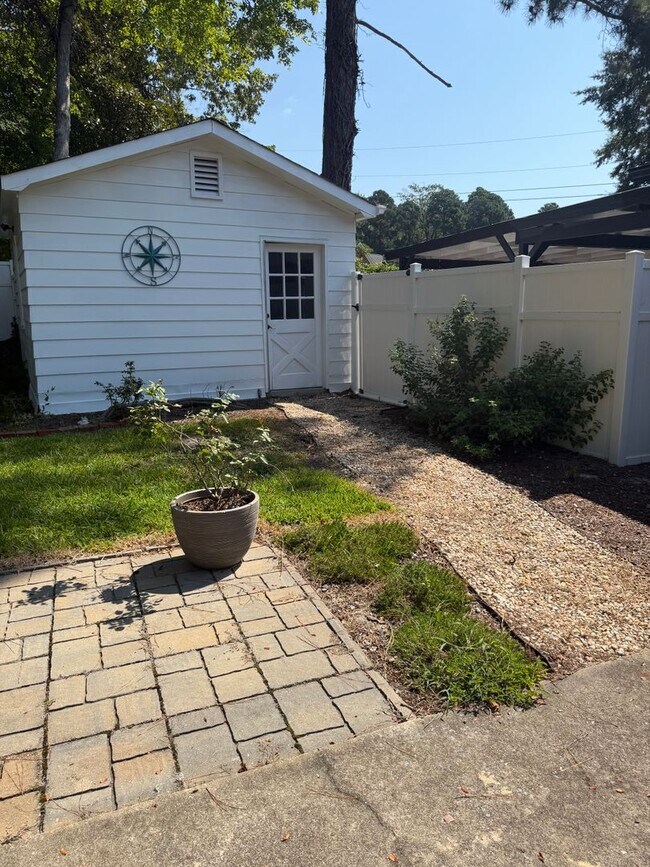 Building Photo - 302 Oak Dr