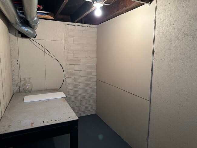 Building Photo - Two bedroom duplex West Toledo