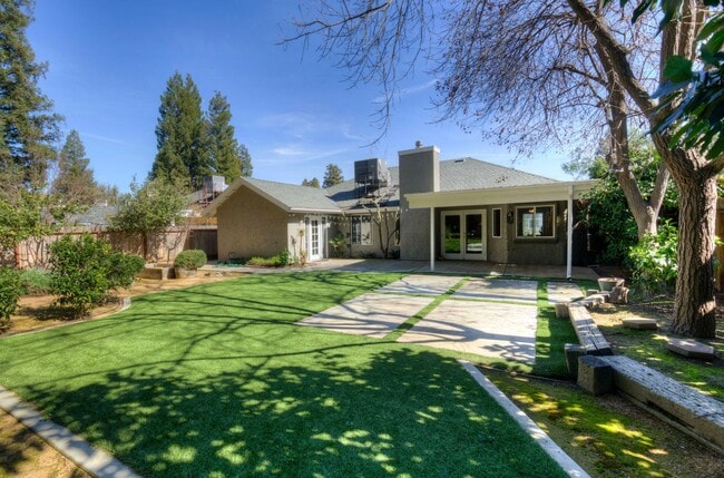 Building Photo - 8241 N Yorktown Dr