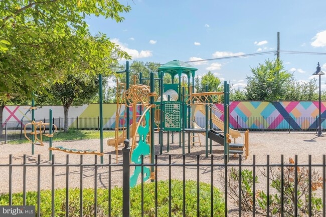 Building Photo - 4548 Longfellow St