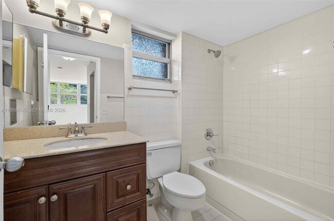 Building Photo - 555 NE 30th St