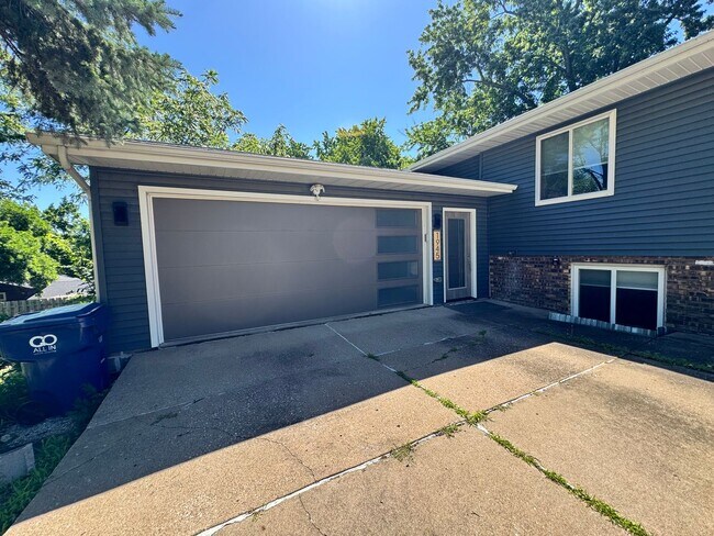 Building Photo - Coming Soon!!! Beautiful 4 bedroom 3 bath home in Bettendorf