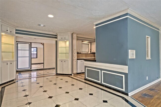 Building Photo - 4810 Saxon St