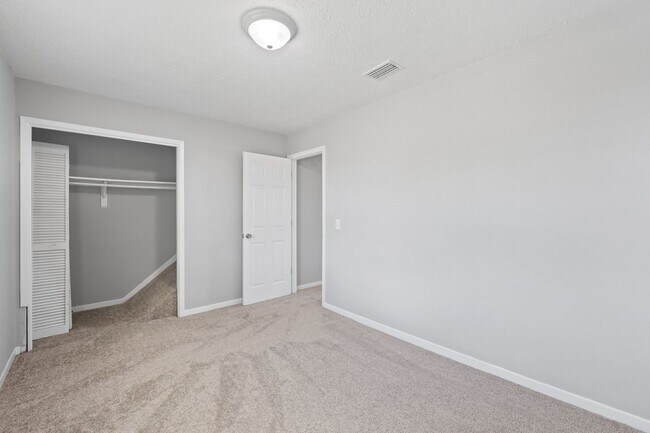 Building Photo - 2 Bedroom 1.5 Bathroom