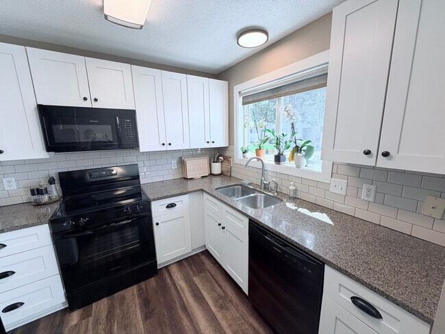 Building Photo - Modern 2-Bedroom Townhome in Apple Valley with Private Patio!!