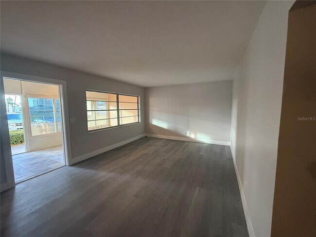 Building Photo - 4700 Cove Cir