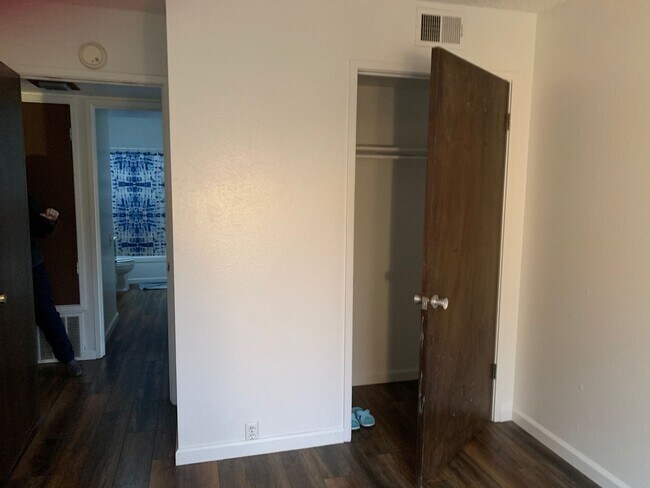 Building Photo - Beautiful 3 bedroom home in Central Davis available for fall move in!