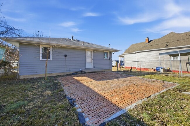 Building Photo - Move-In Ready 2 Bedroom Home with Basement Garage