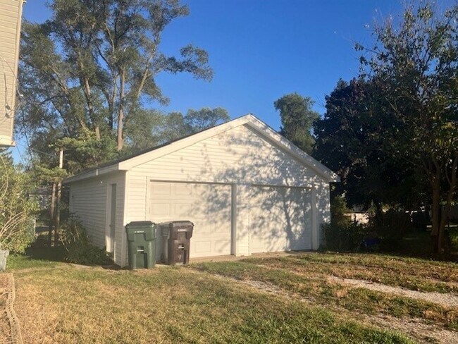 Building Photo - Updated 3 Bedroom - 1 Bath House in Twin L...