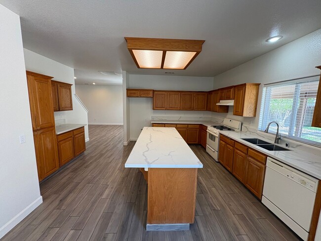 Building Photo - 2 Story Home Near Shopping Center Rent Ready!