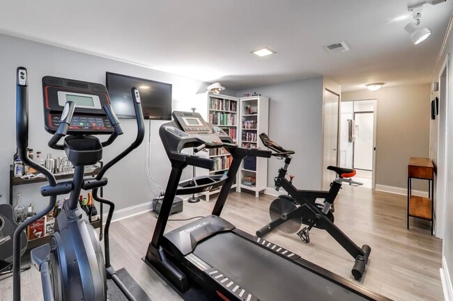 Building Photo - 6 S Waterman Ave