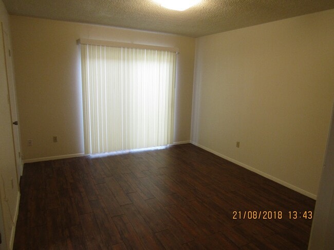 Building Photo - 2 Bedroom 2 Bath Duplex!! Taking Applicati...