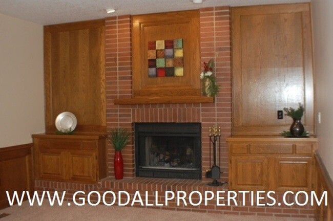 Building Photo - Executive 4 Bedroom Home in West Des Moine...