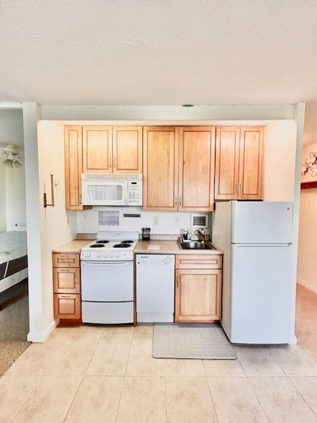 Building Photo - Convenient, beautiful, fully furnished and...