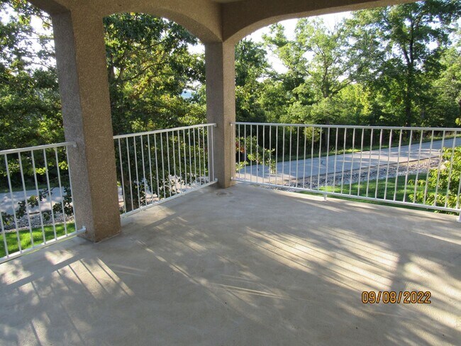 Building Photo - 4 bedroom duplex in Camdenton