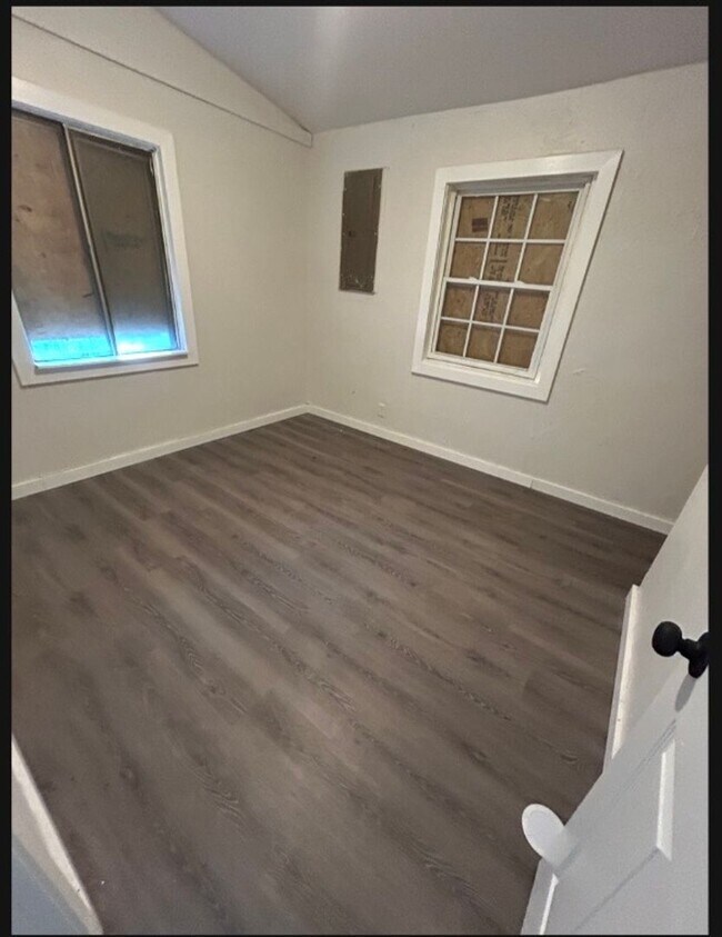 Building Photo - Nice 3 BD/ 1 BA