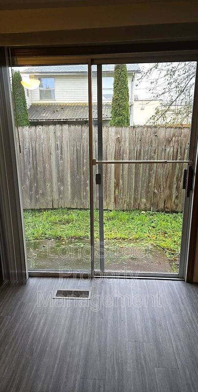 Building Photo - 615 SE Chicago St