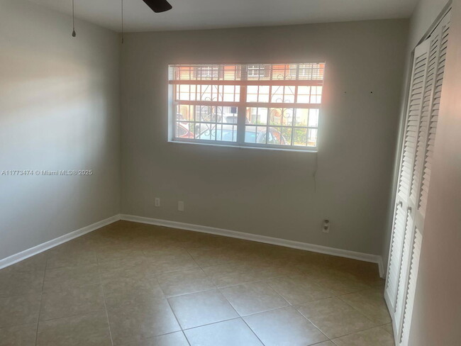 Building Photo - 660 Tennis Club Dr