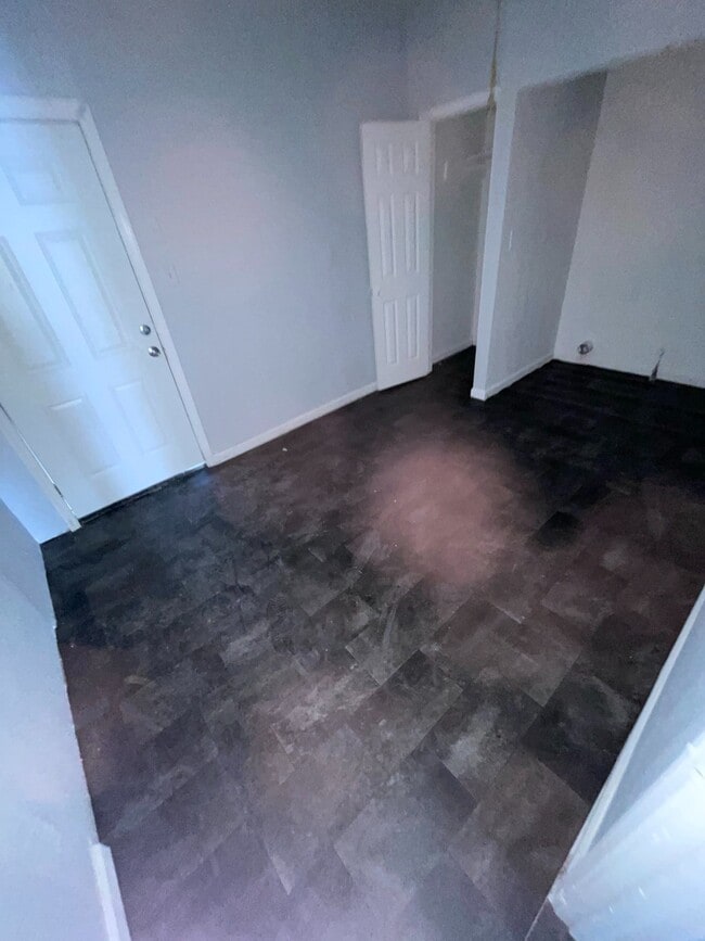 Building Photo - 1713 W Oak St